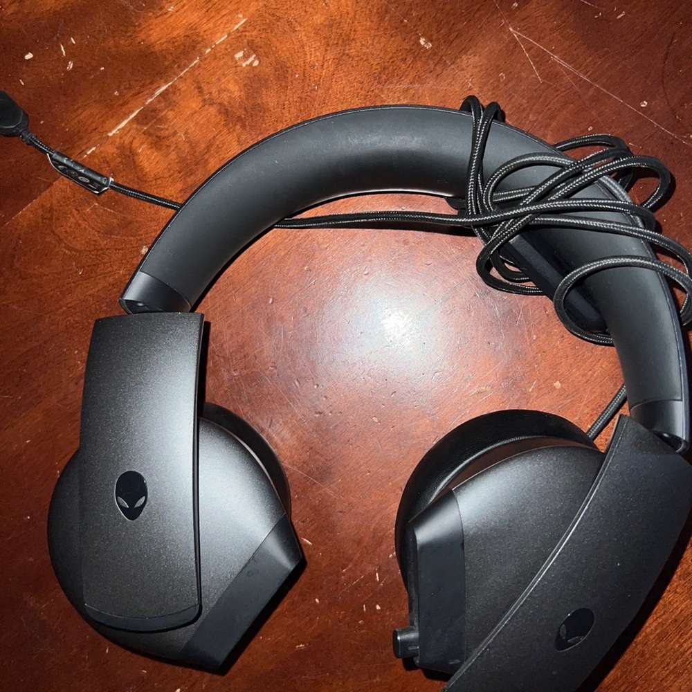 AlienwareAW510H Wired 7.1 Gaming Headset Dark side of the moon - Picture 2 of 3